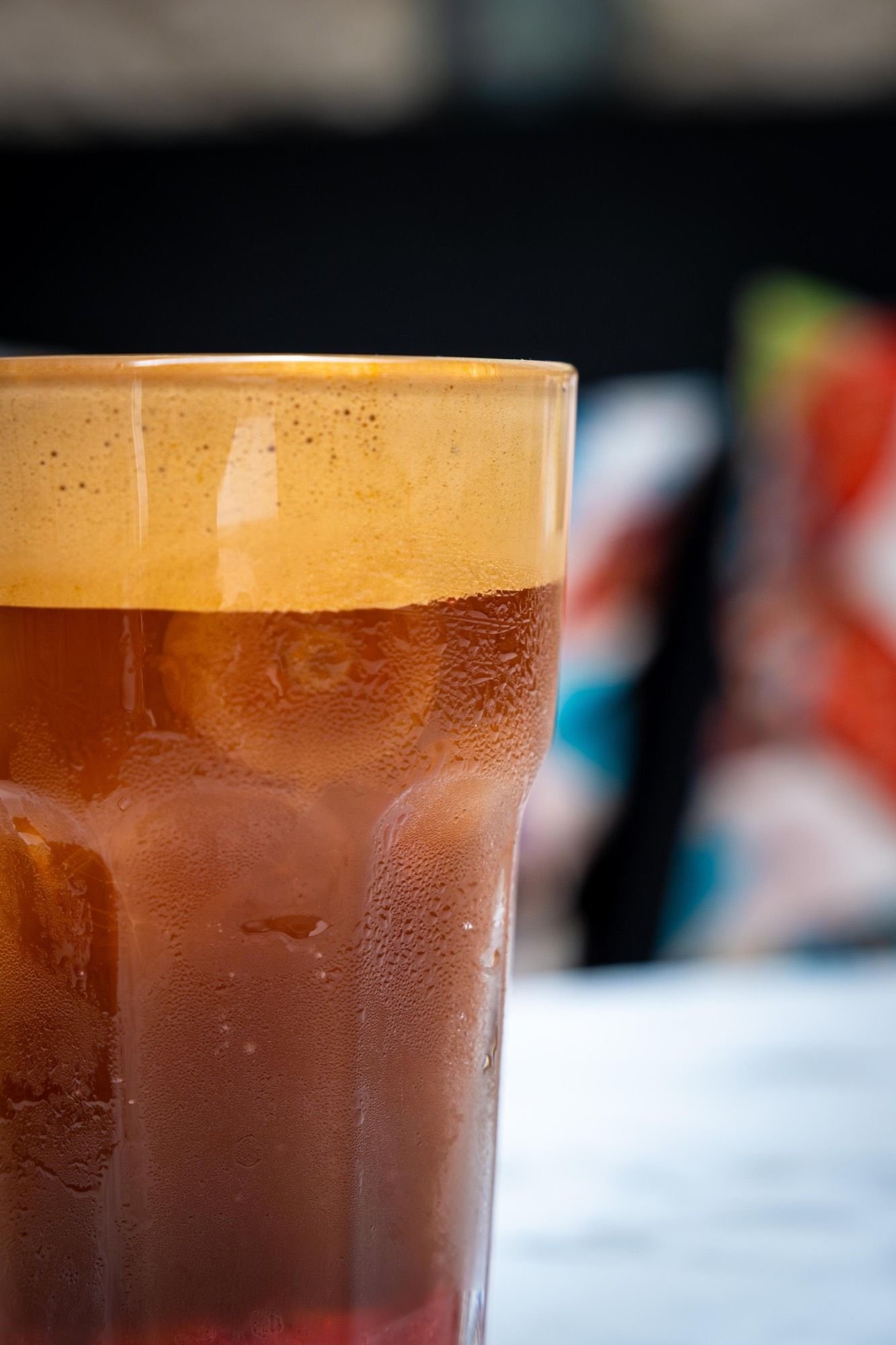 Espresso tonic glacé en gros plan — le carburant du coworking chez PEACH