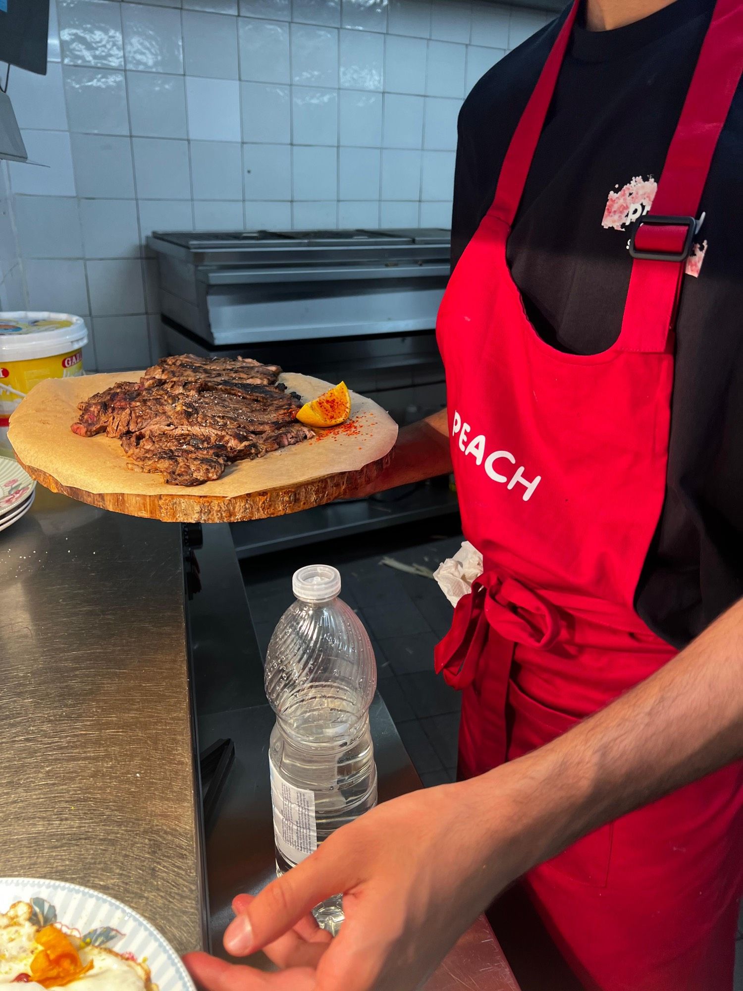La planche de bœuf grillé, tranchée et prête à servir
