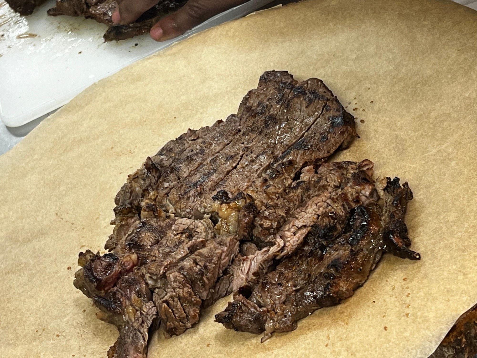 Bœuf grillé au feu de bois, tranché à la planche et relevé de fleur de sel