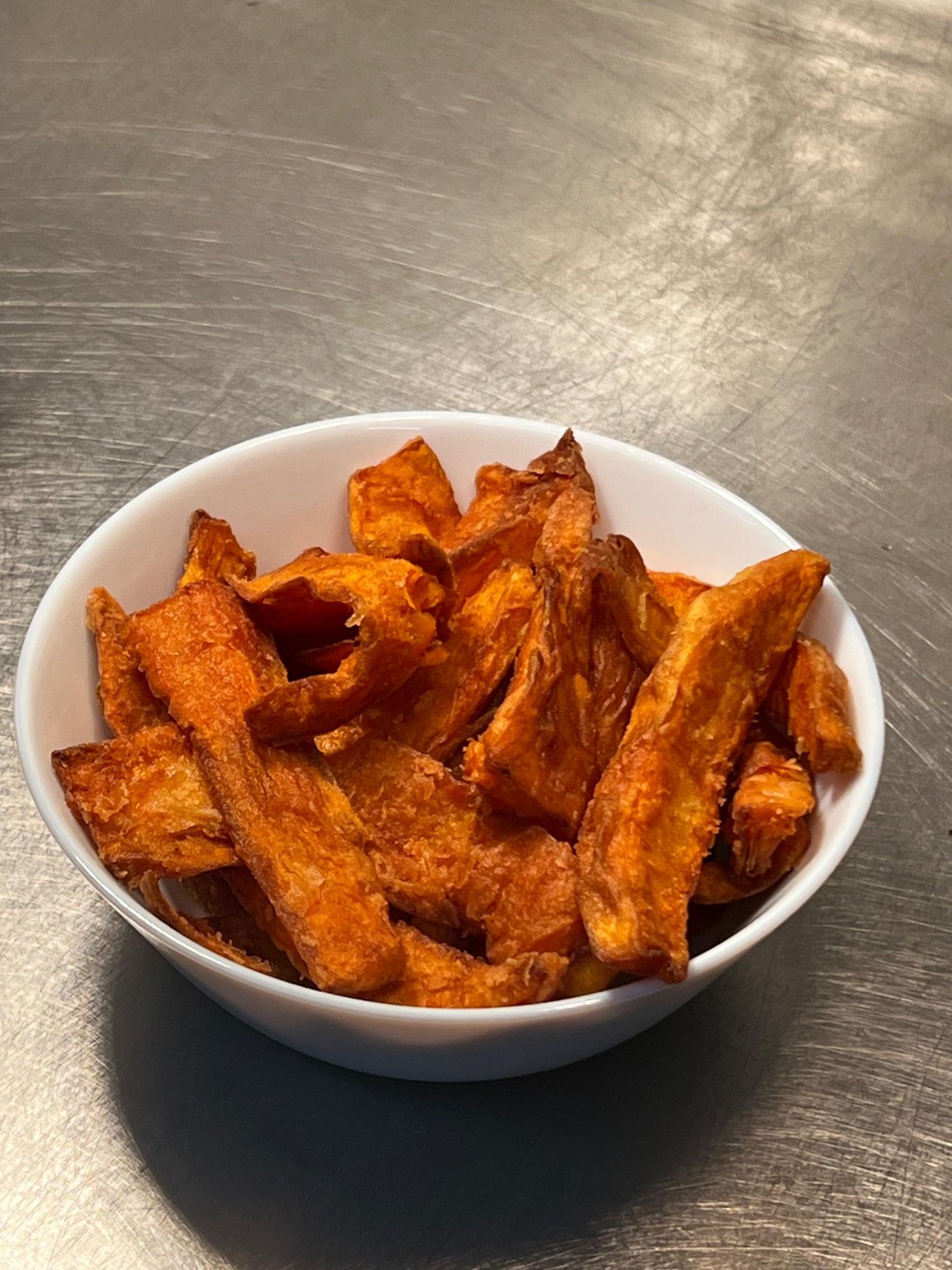 Frites de patate douce maison servies avec les grillades de PEACH Strasbourg