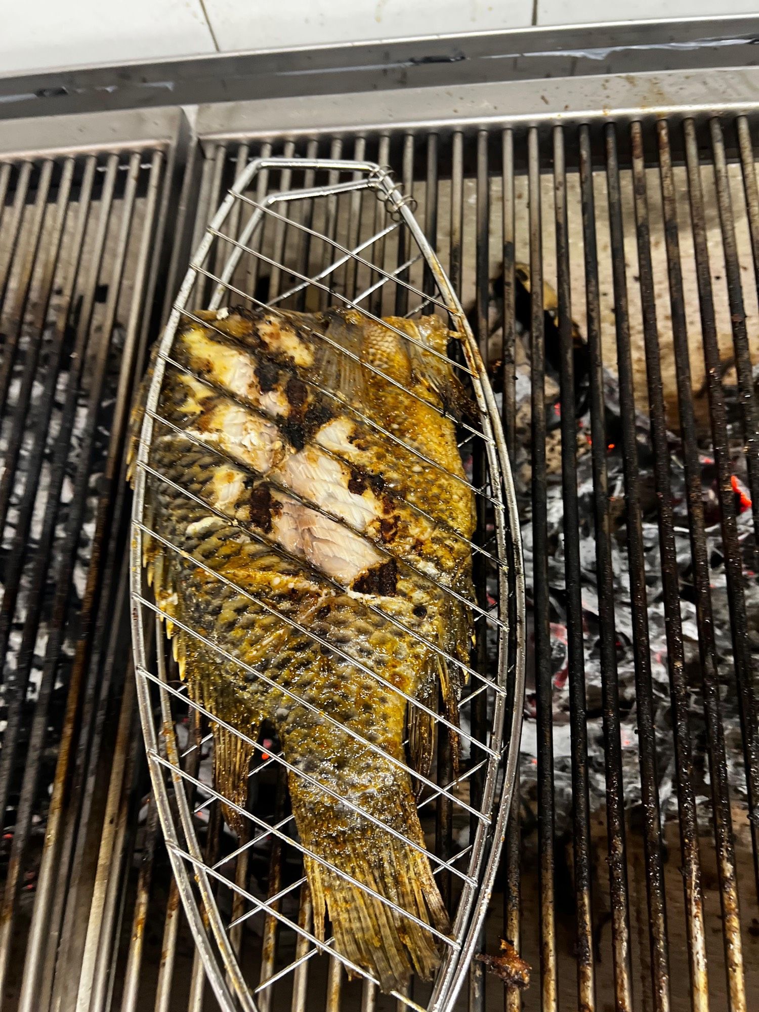 Le poisson braisé vu du dessus, posé sur le grill