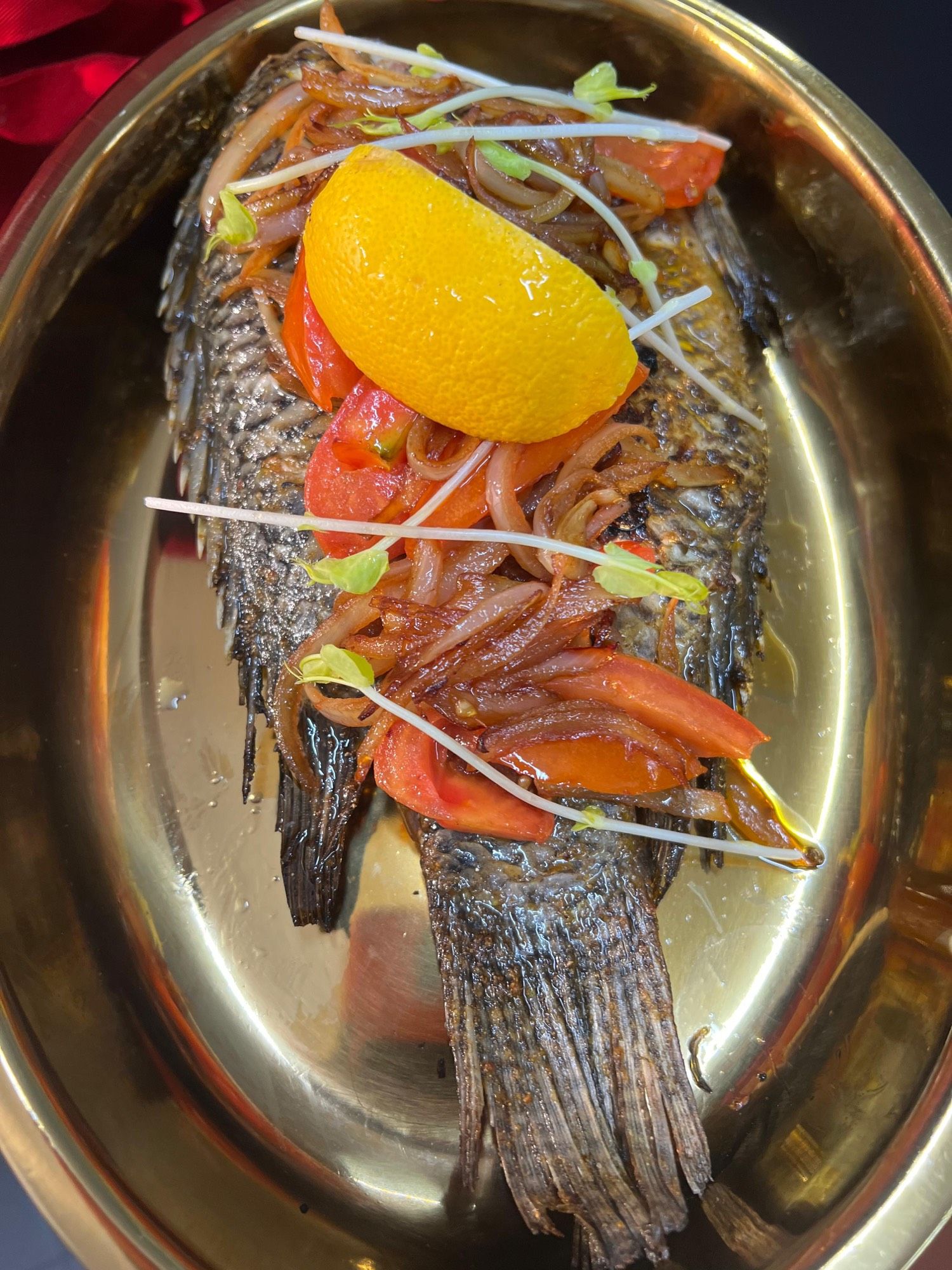 Tilapia braisé entier au citron, spécialité du soir grillée à la braise chez PEACH