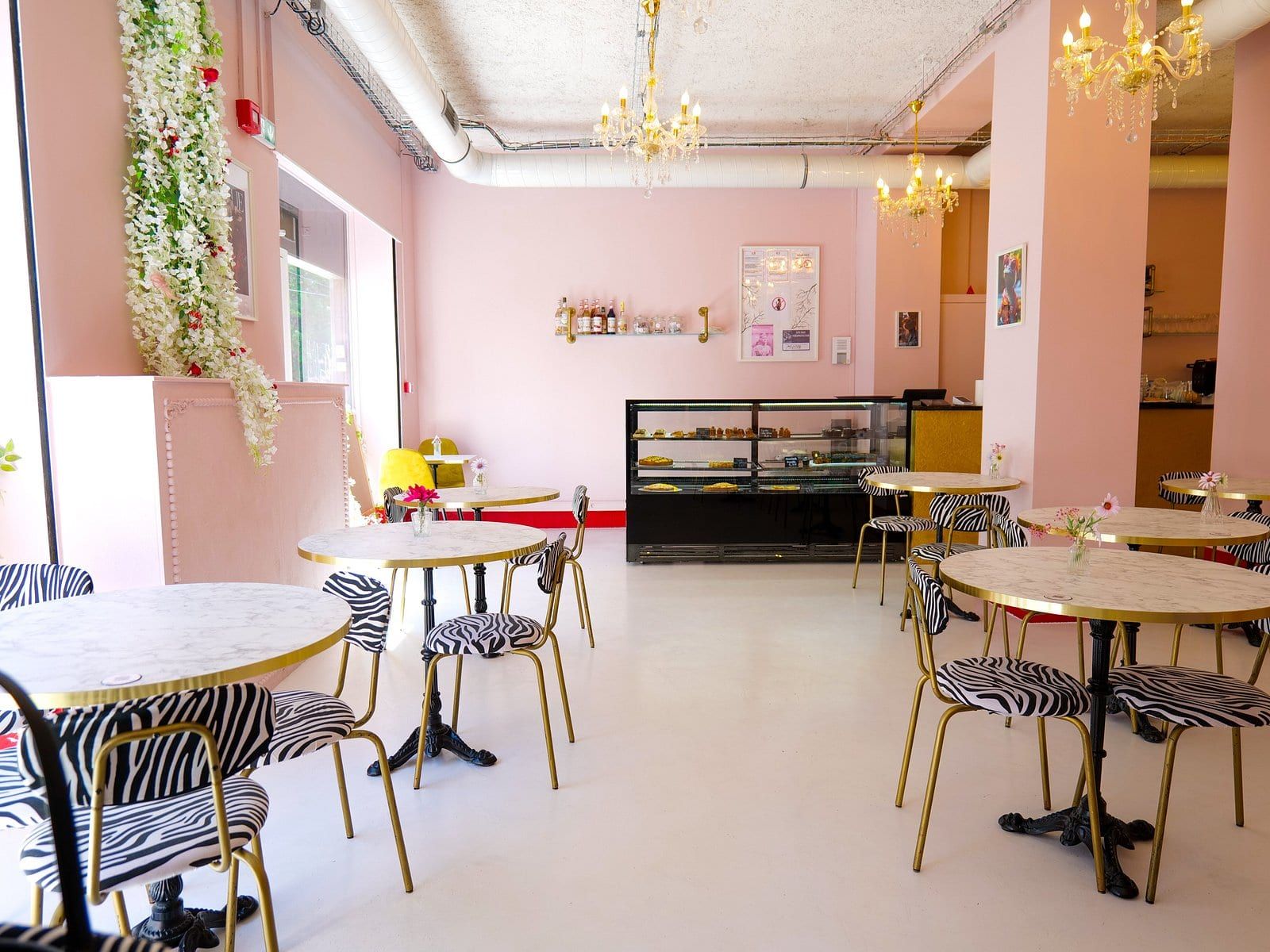 La salle de PEACH à Strasbourg, tables spacieuses et suspensions dorées, propice au télétravail