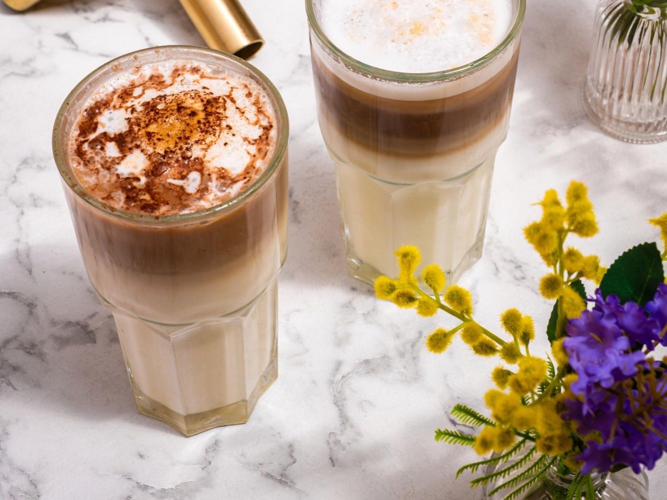 Deux lattes posés sur une table en marbre chez PEACH à Strasbourg — la pause du télétravail