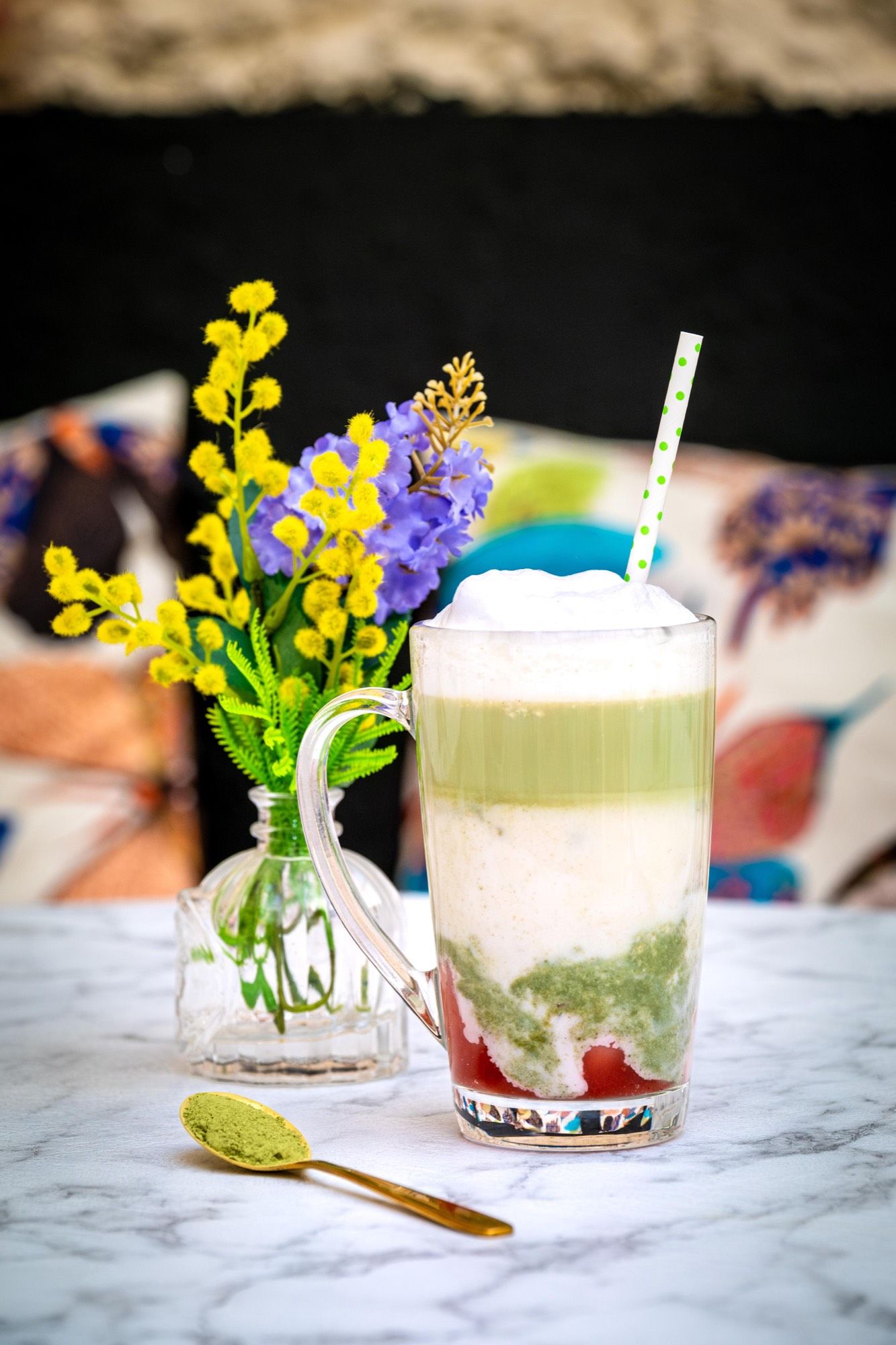 Strawberry matcha coiffé de mousse servi chez PEACH, à quelques minutes de tram de la gare de Strasbourg