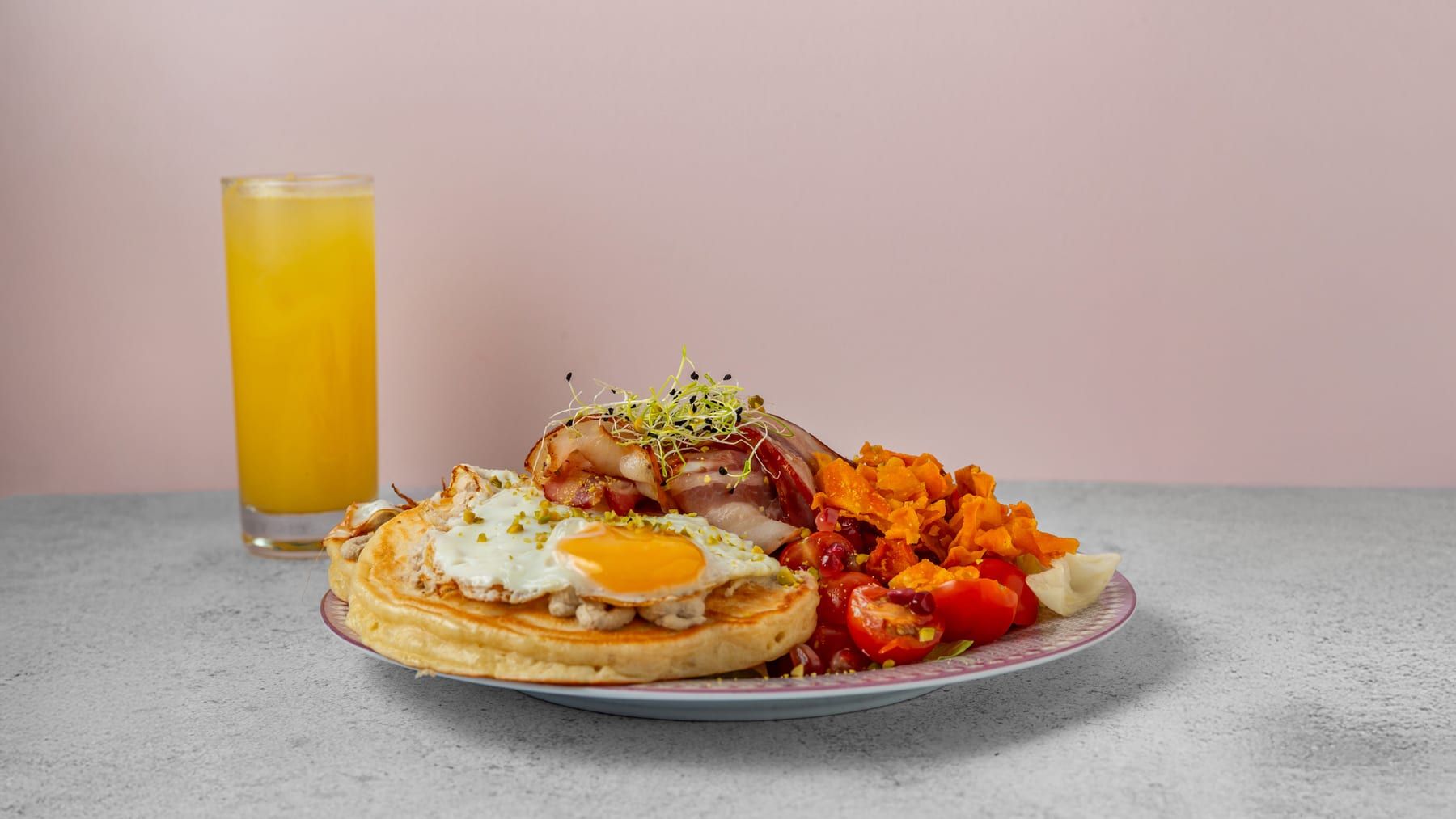 Assiette Paris Nine O’Clock — pancakes, œuf au plat et bacon