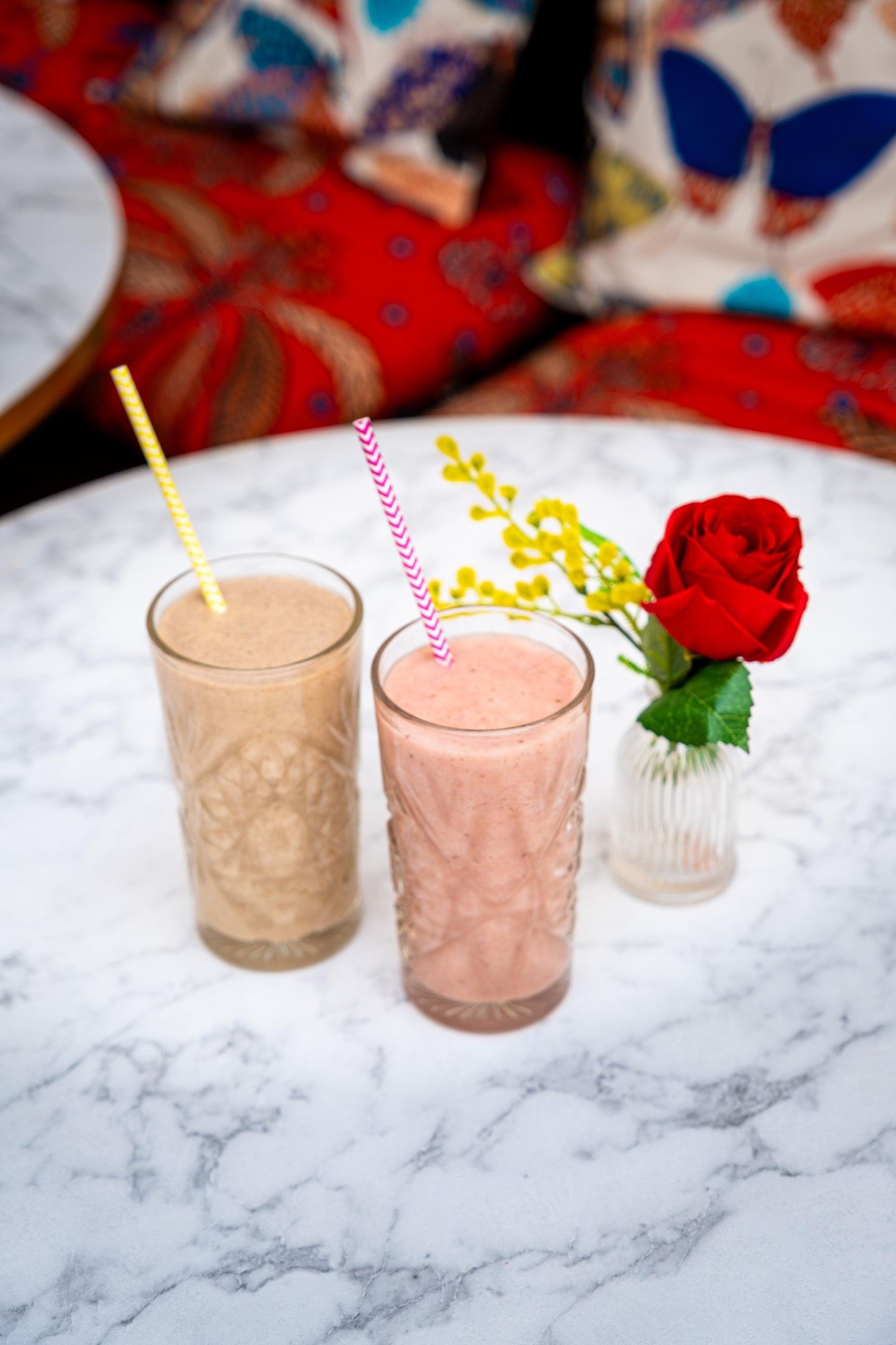 Deux smoothies maison — Banana et Pineberry — prêts à emporter au comptoir de PEACH
