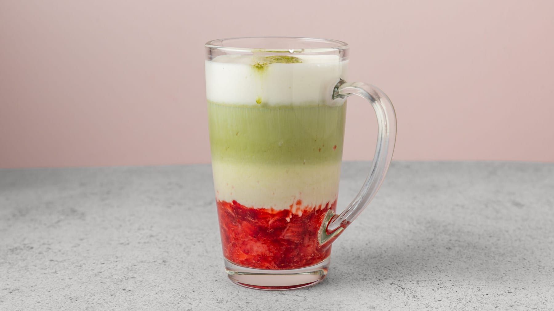 Strawberry Matcha Latte servi chez PEACH, à quelques minutes de tram de la gare de Strasbourg