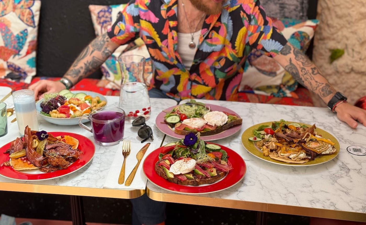 Table dressée chez PEACH pour la soirée : assiettes signatures et boissons fraîches