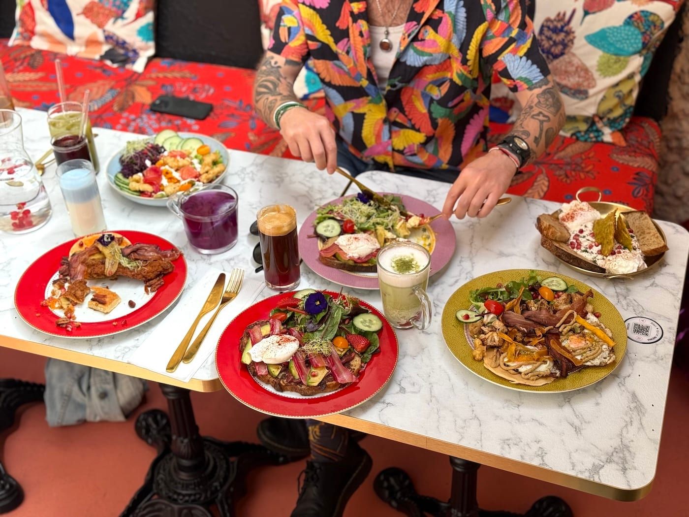 Table de brunch dressée chez PEACH : assiettes signatures et banquette fleurie